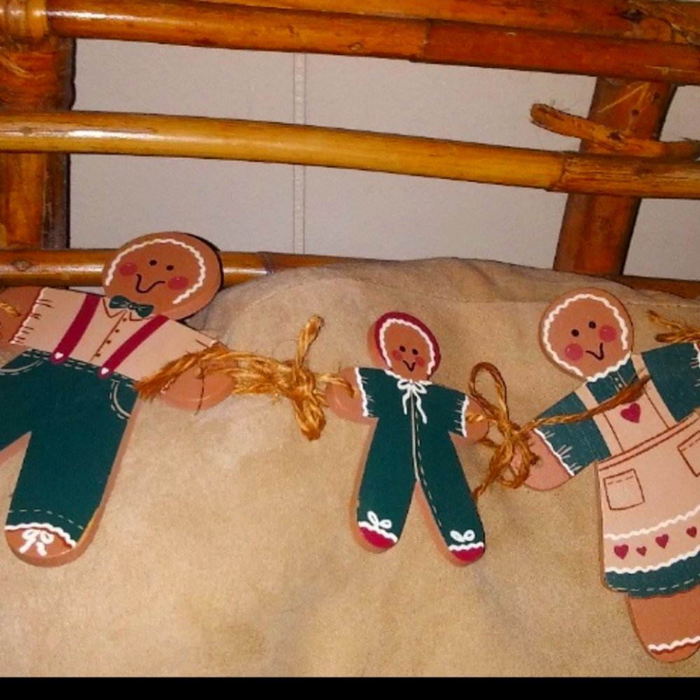 1996 Tender Heart Treasures Gingerbread man family garland 18"x 5" (5) character
